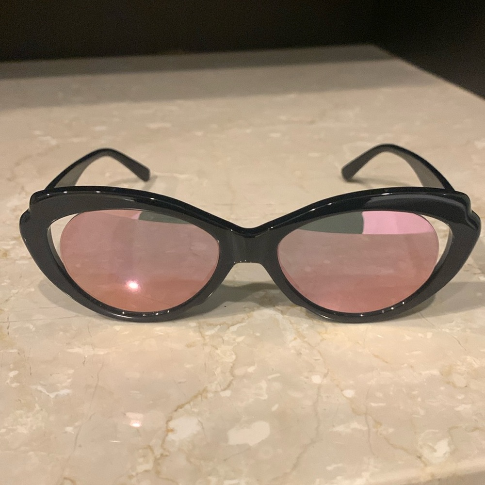 THE MONTMARTRE CATEYE
SUNGLASSES IN MIDNIGHT
BLACK